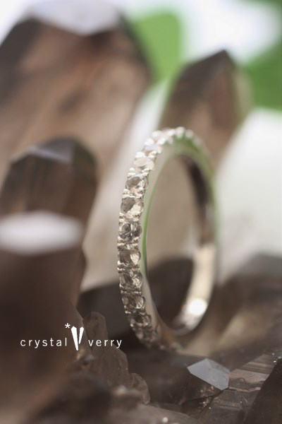 水晶　フルエタニティ　リング　指輪　ブライダル　ホワイトゴールド　エンゲージリング　婚約指輪